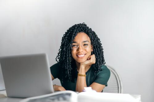 Femme heureuse au travail (QVT)